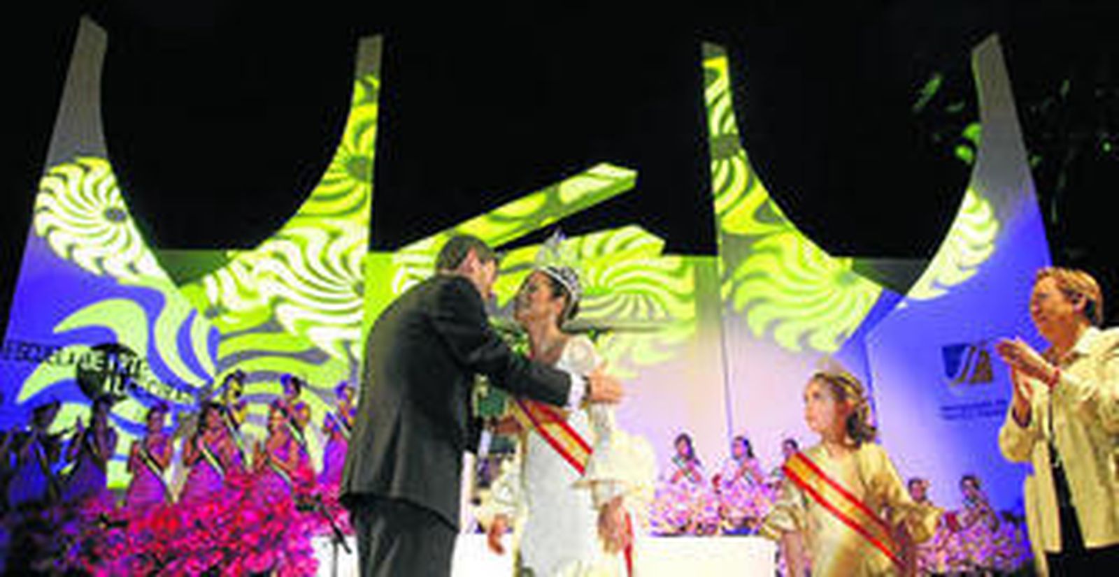 El alcalde de Algeciras, Tomás Herrera, corona a la reina juvenil, María Mateo, ante la mirada de la reina infantil, Nuria Cívico de Jesús, y la edil de Fiestas, Carmen Mayordomo.
