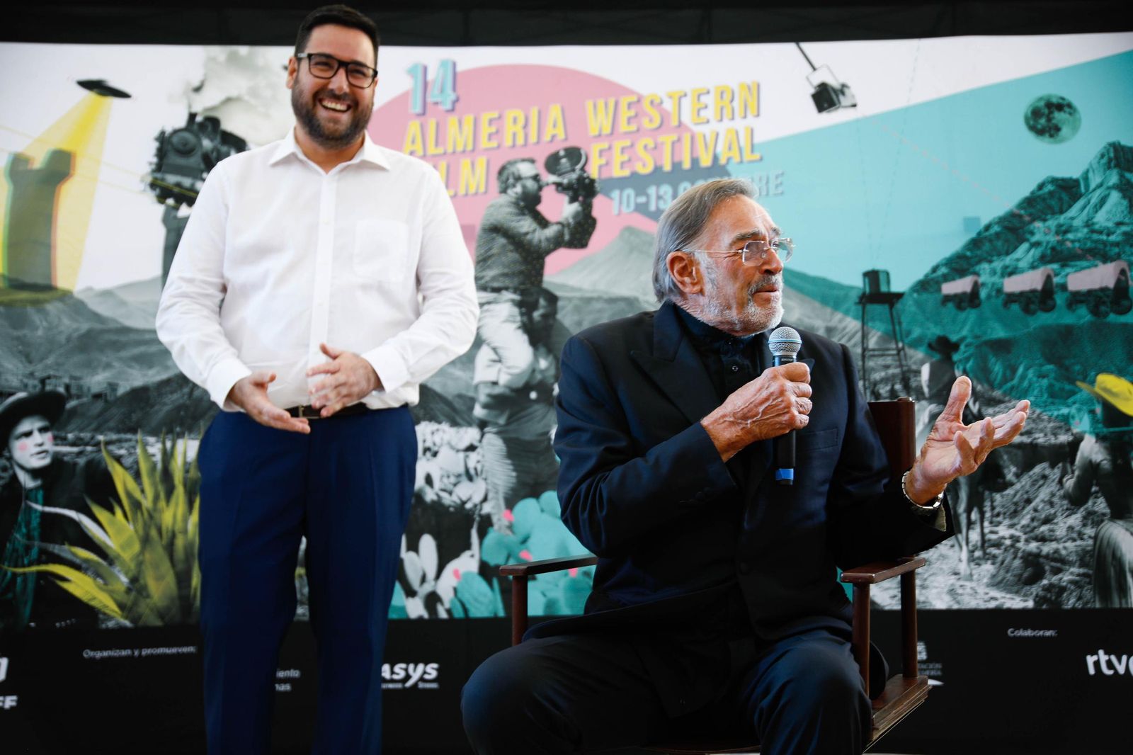 Descubrimiento de la silla del actor Fabio Testi en el Paseo de la Fama de Tabernas, en imágenes