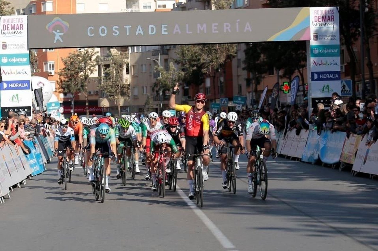 El ciclista belga Milan Fretin celebra su victoria en la Clásica  de Almería a su llegada a meta en Roquetas de Mar el pasado año.