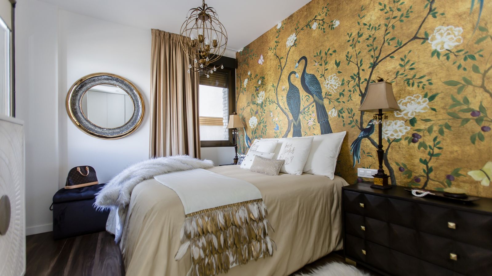 Dormitorio principal con un gran mural en su cabecero.