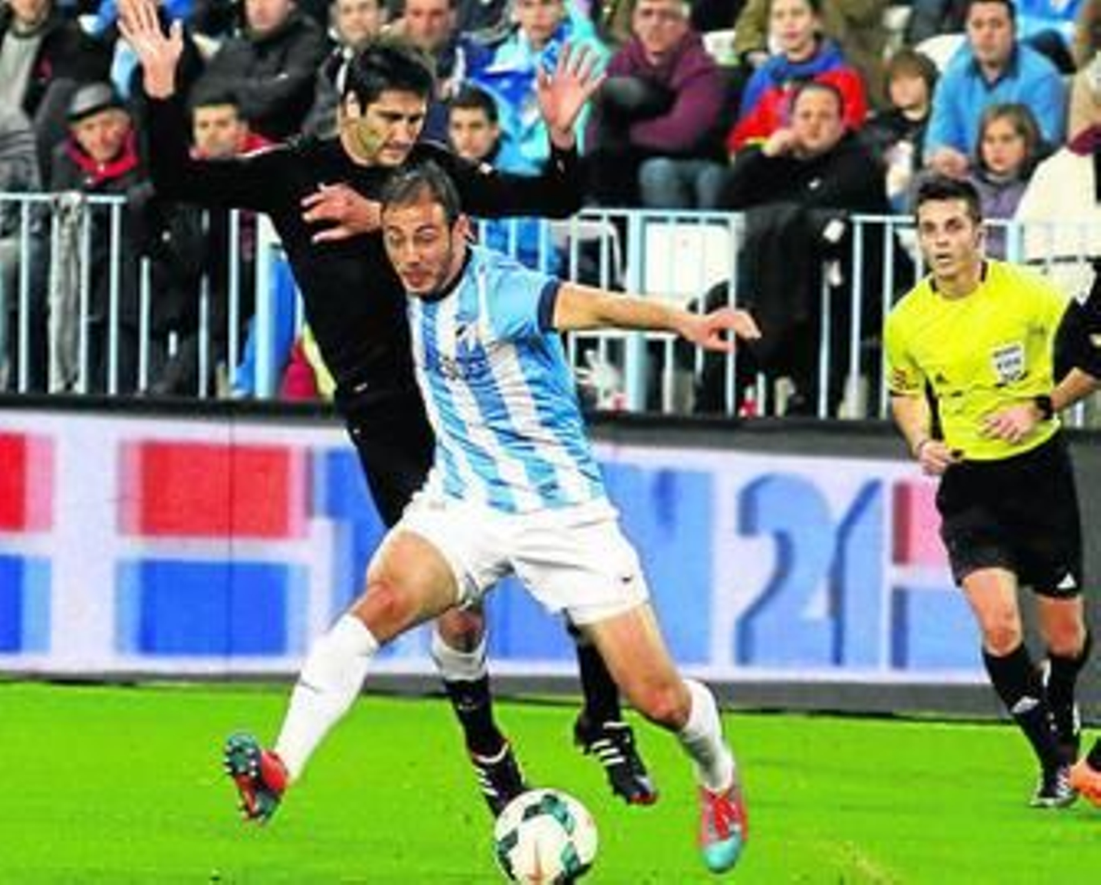 Amrabat se acomoda ante la presión de Bergara.