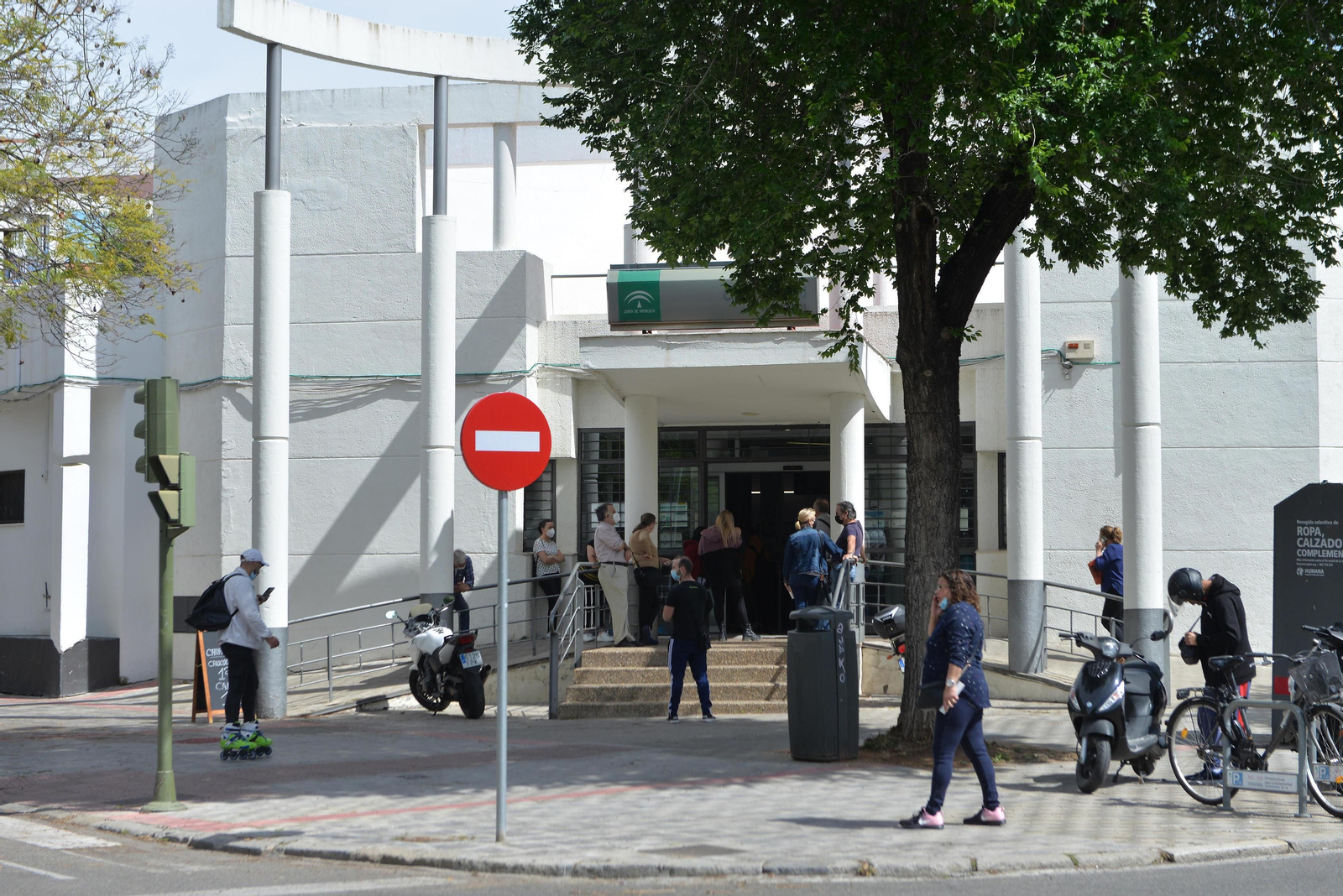 Varias personas esperan para poder entrar en un centro de salud del SAS.