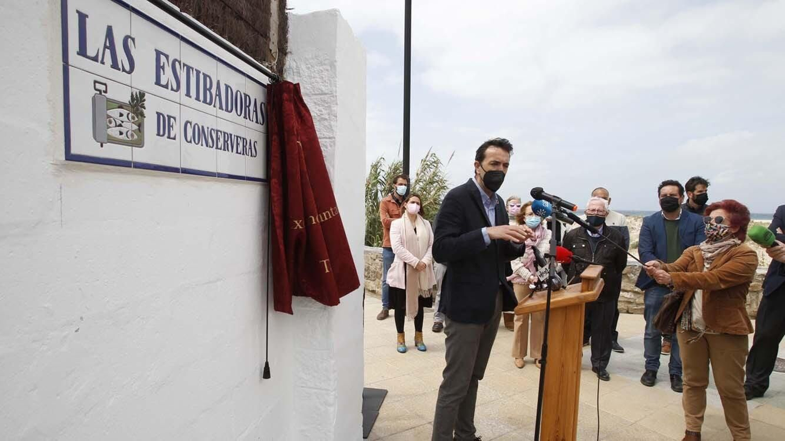 Las fotos de la inauguración de la calle Estibadoras de la Conservera en Tarifa