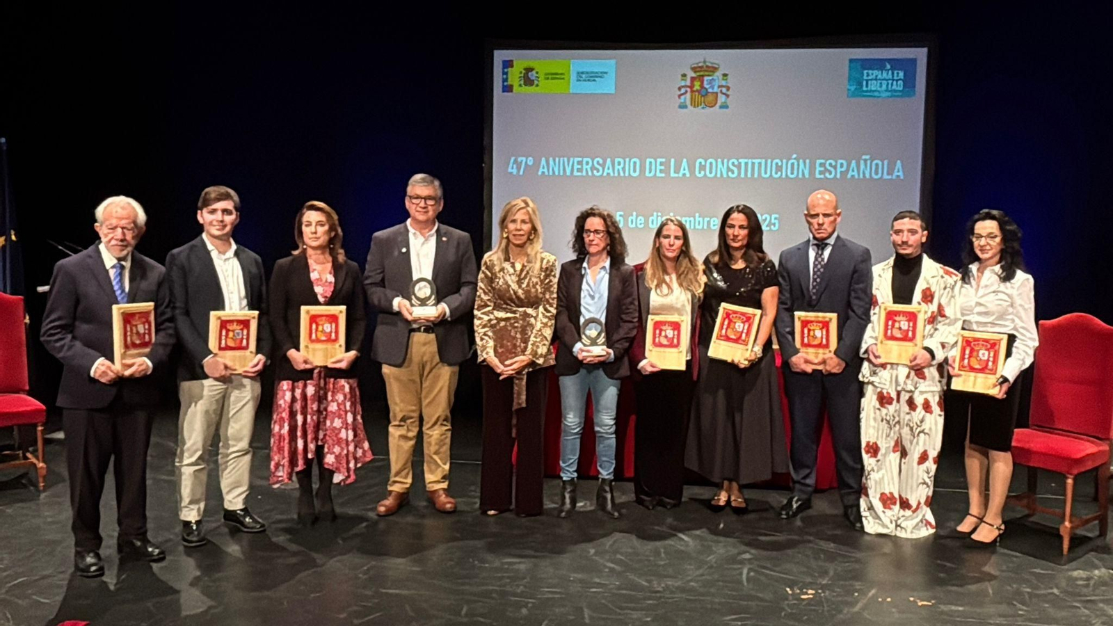 La subdelegada, María José Rico, junto a los representantes de los sindicatos premiados.