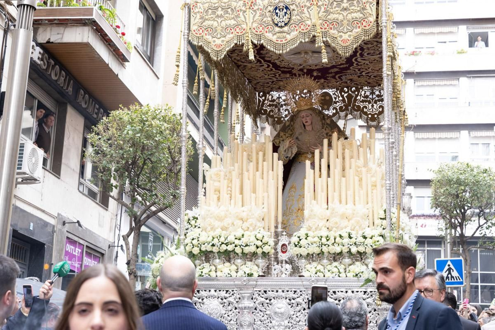Los jiennenses se echan a la calle para presenciar la primera de las procesiones de la jornada: la Borriquilla (II)
