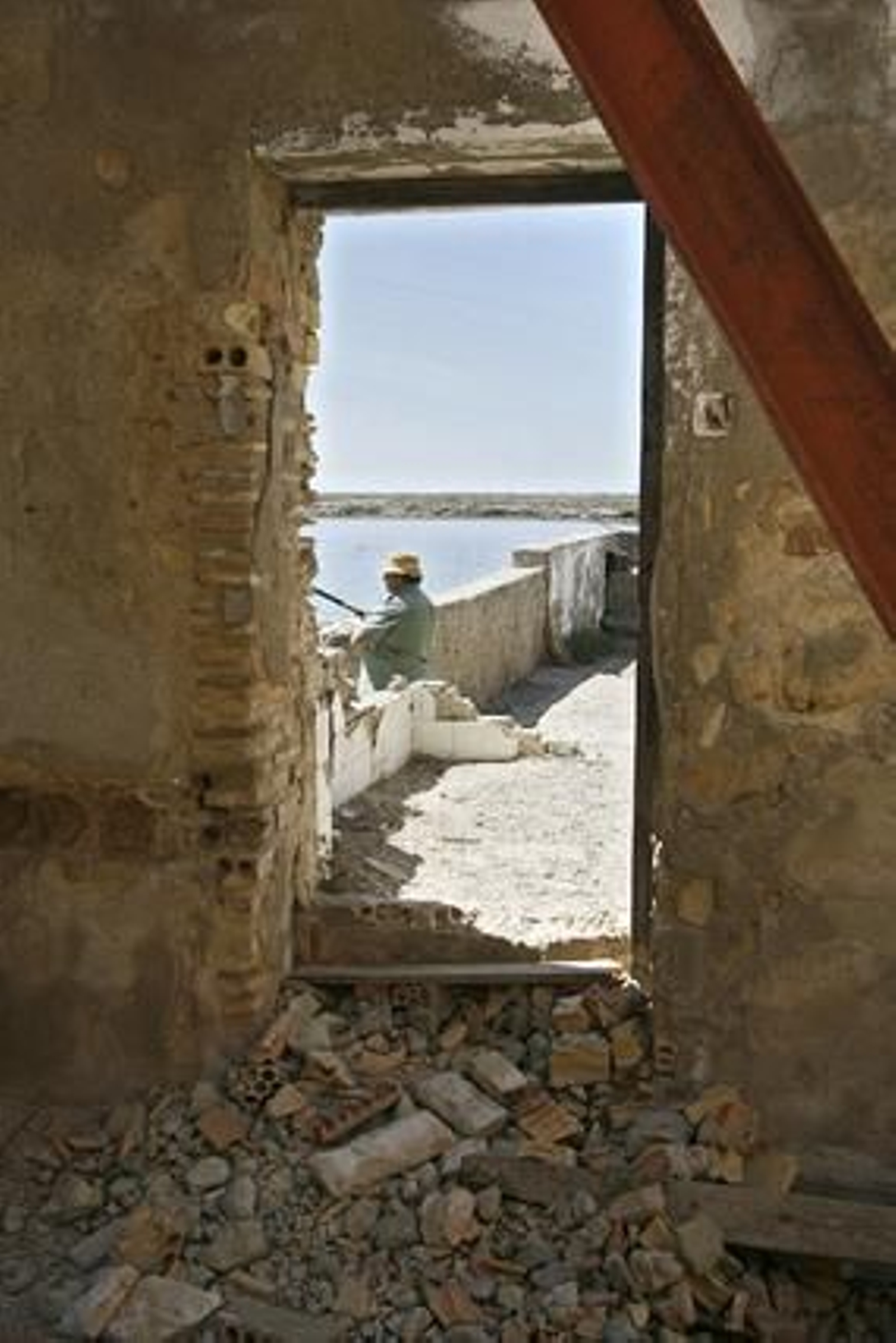 Este es el desolador aspecto que presenta actualmente el molino de mareas del río Arillo.

Foto: Joaquin Pino