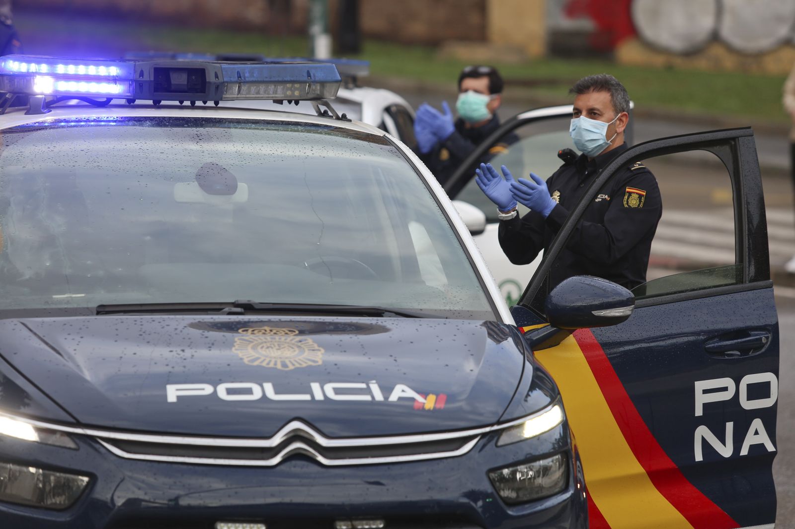 Coronavirus en Málaga: Aplausos que emocionan en el hospital Regional, en fotos