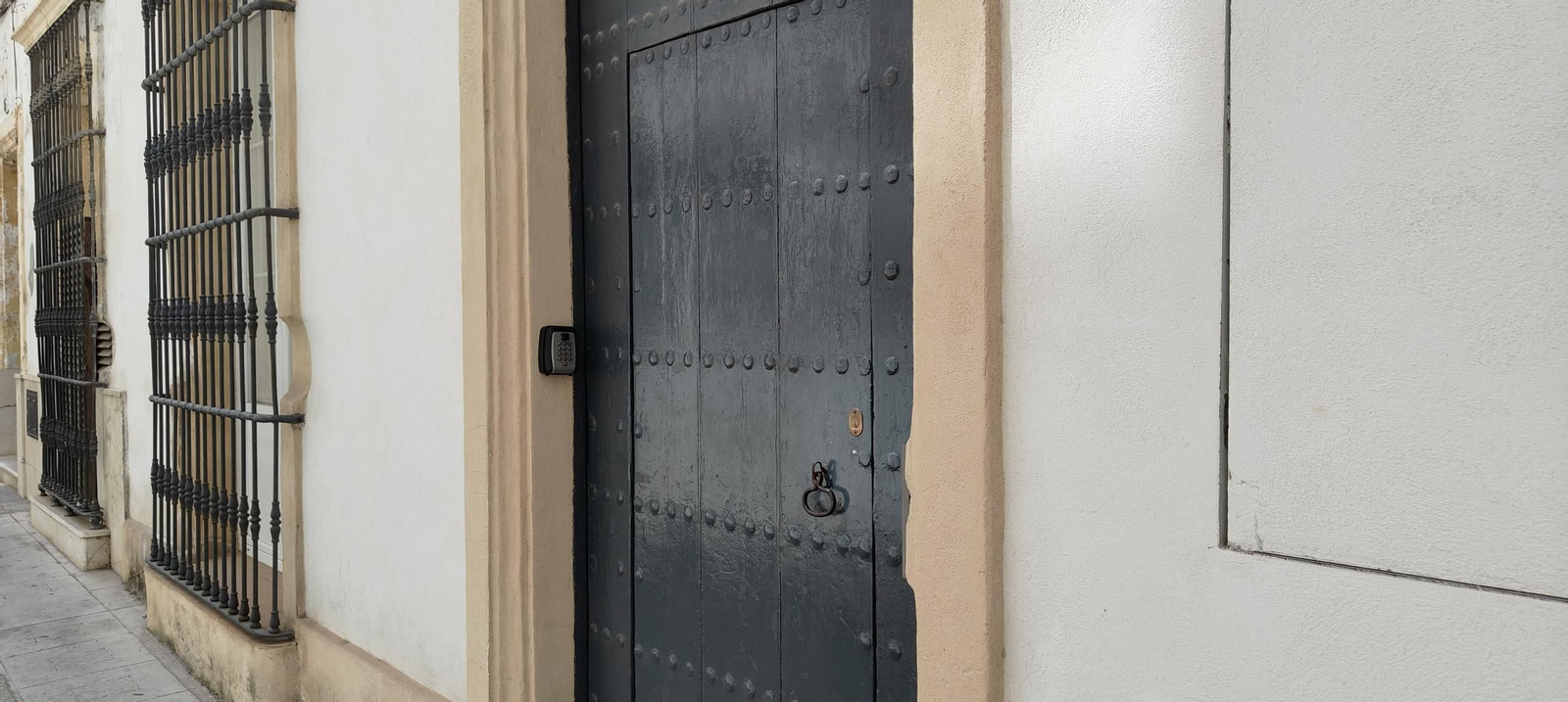 Cerradura electrónica con código, en la puerta de un establecimiento turístico del centro de Jerez.
