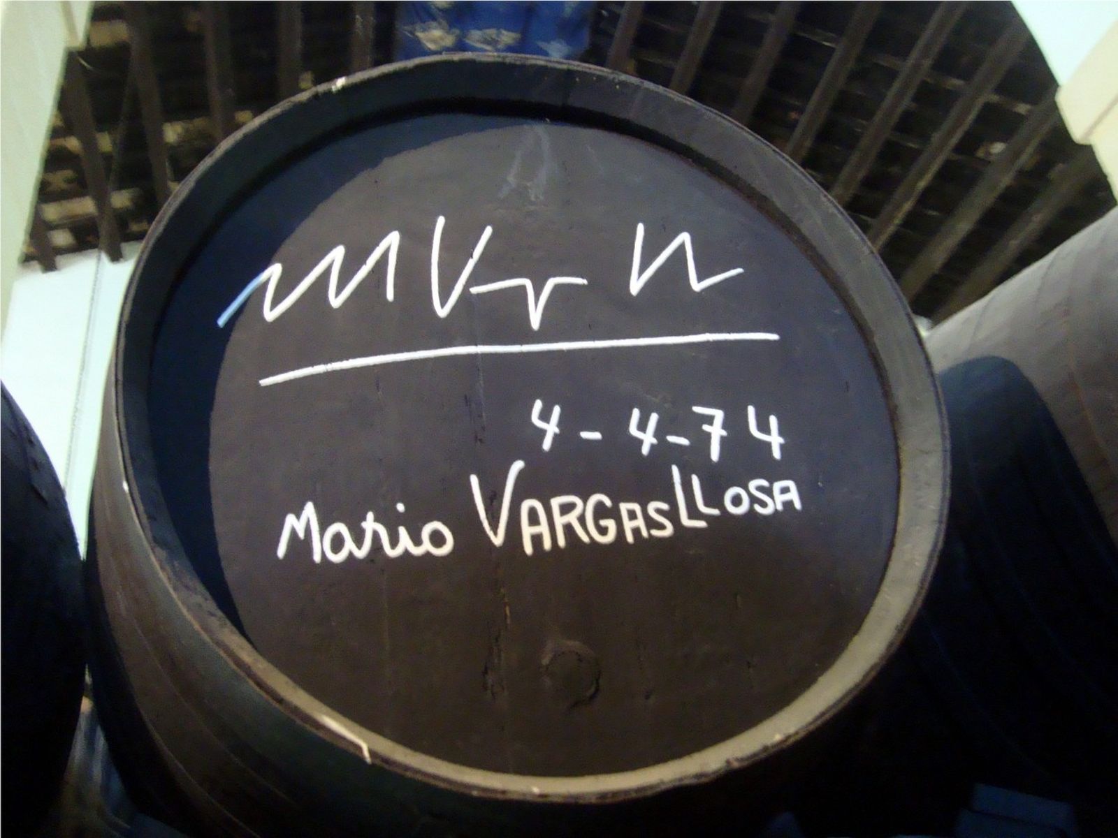 Bota en González Byass con la firma del escritor Mario Vargas Llosa.