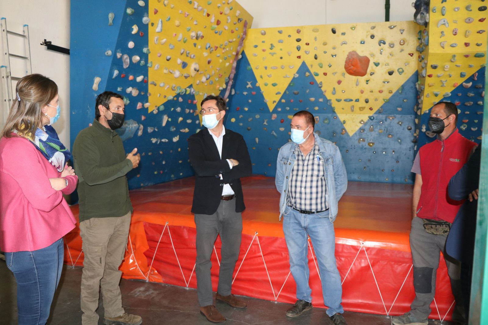 Visita de los representantes municipales al nuevo rocódromo de Pampanico.