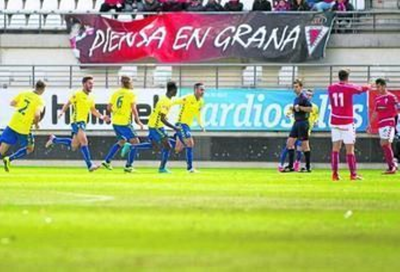 Los jugadores del Cádiz celebran uno de los dos goles que marcaron en la Nueva Condomina en la victoria contra el Real Murcia.