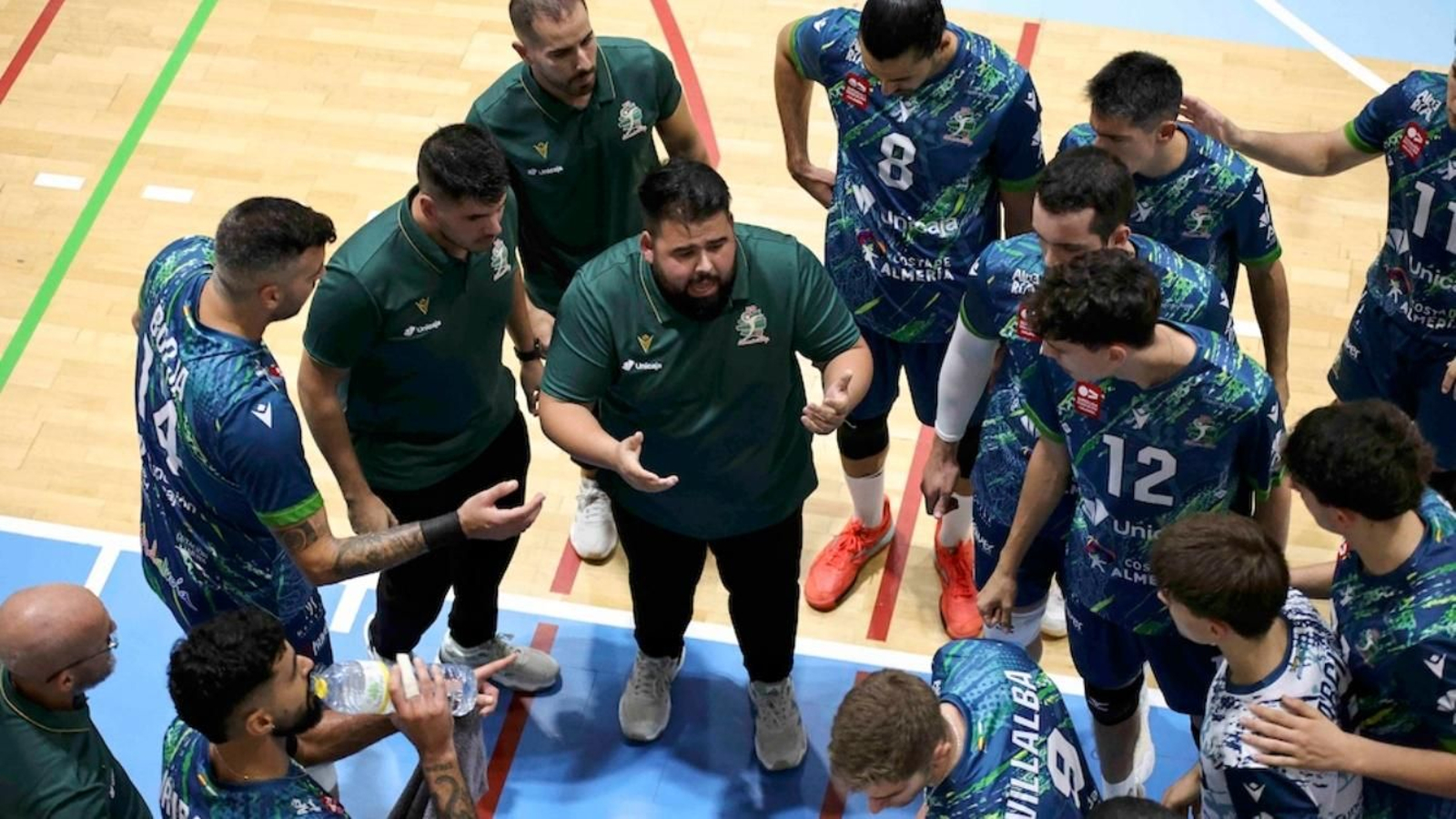 Pablo Ruiz da instrucciones a sus jugadores en un duelo de la presente temporada.