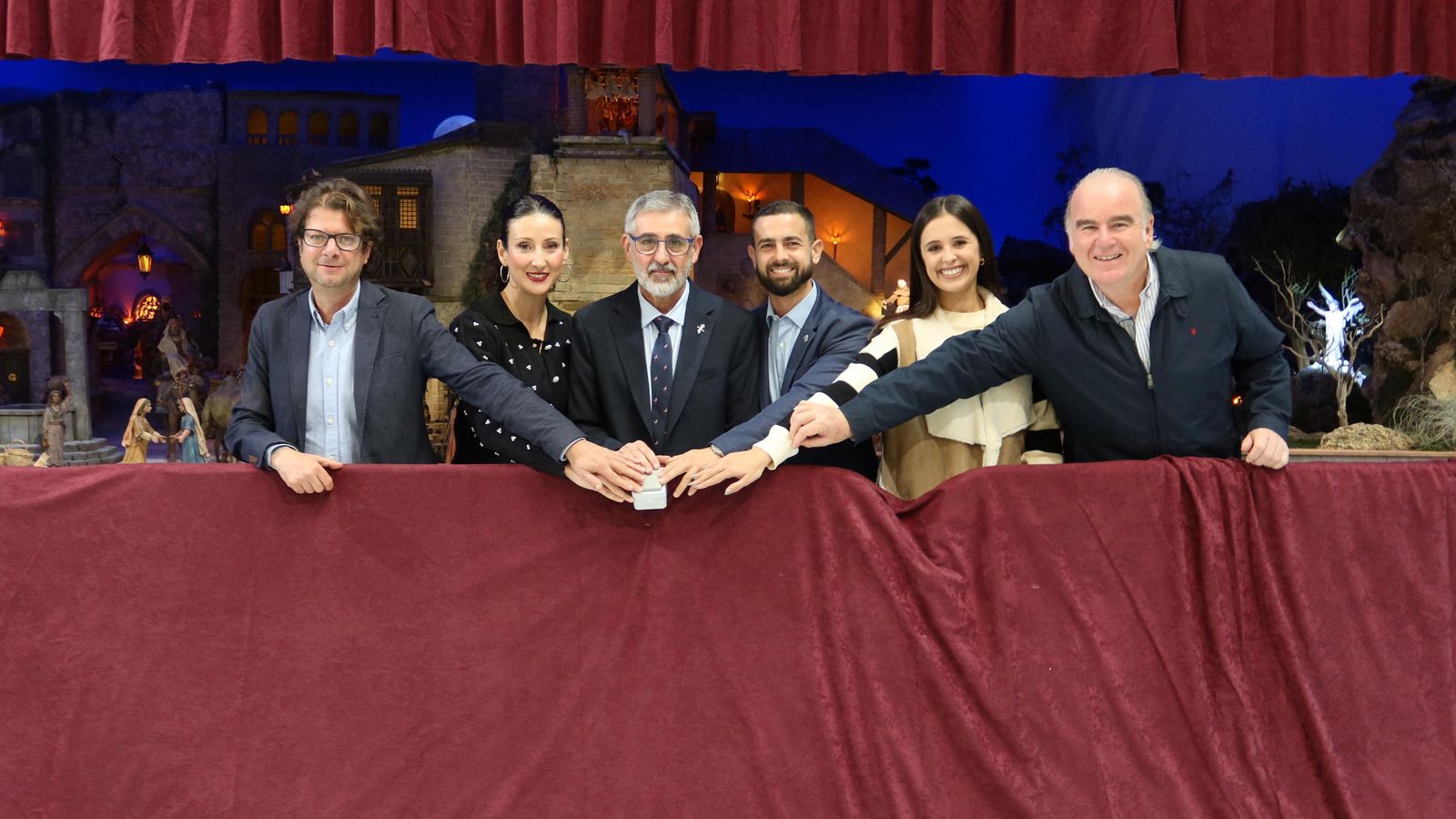 Antonio de Haro y ediles del equipo de Gobierno proceden al encendido del belén.