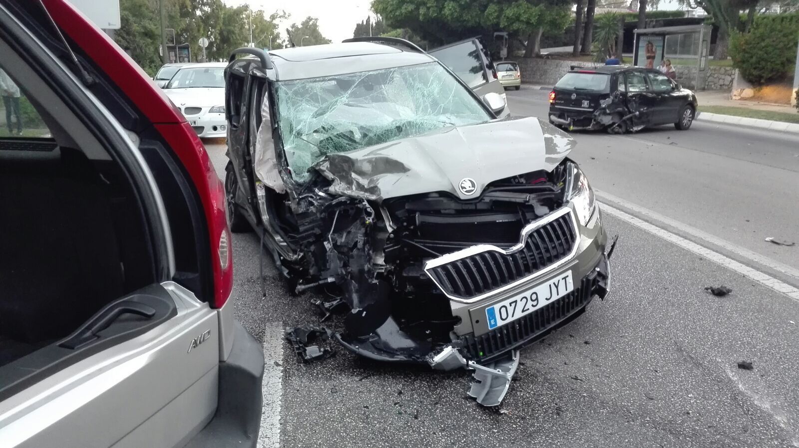 Estado en el que quedó uno de los vehículos contra los que chocó.