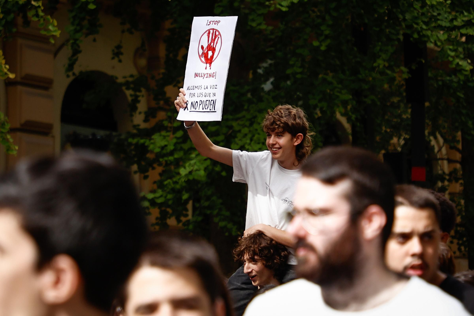 Unas 3.000 personas se manifiestan contra el acoso escolar en Granada: las imágenes