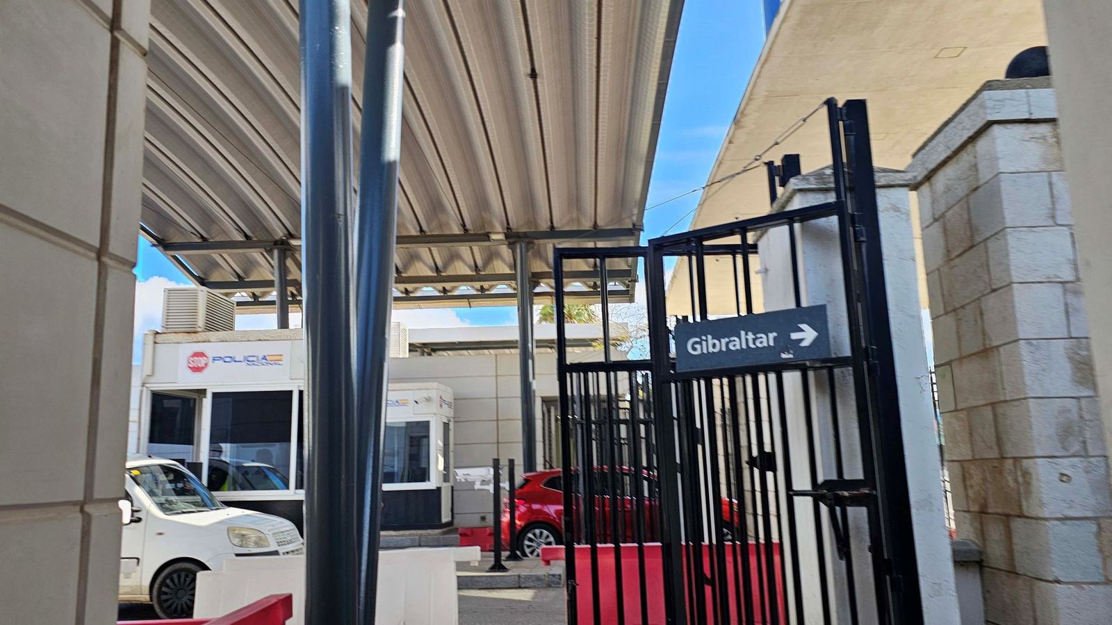 La caseta de la Policía Nacional junto a la entrada a Gibraltar.