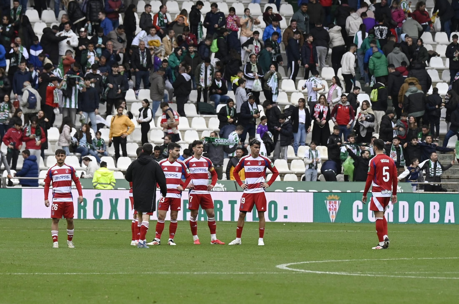 Los jugadores rojiblancos tras la derrota en Córdoba.