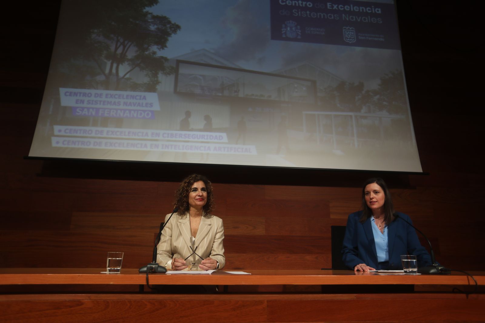 La ministra María Jesús Montero (i.) junto a la alcaldesa, Patricia Cavada, en el Ayuntamiento de San Fernando.