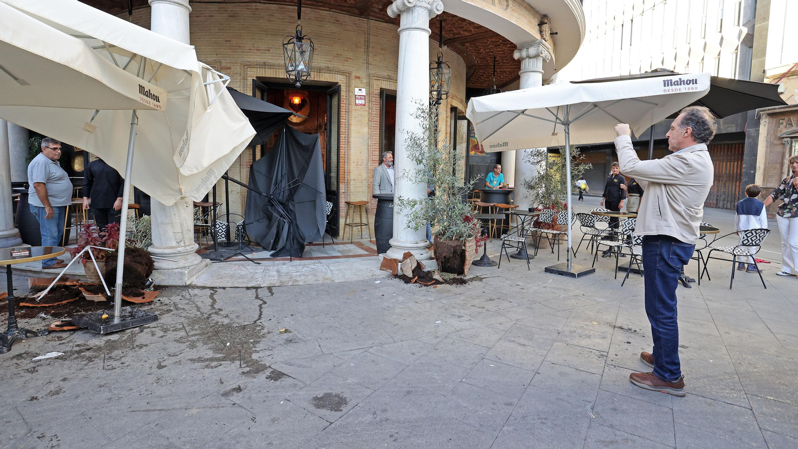 Un autobús se empotra en el Gallo Azul de Jerez