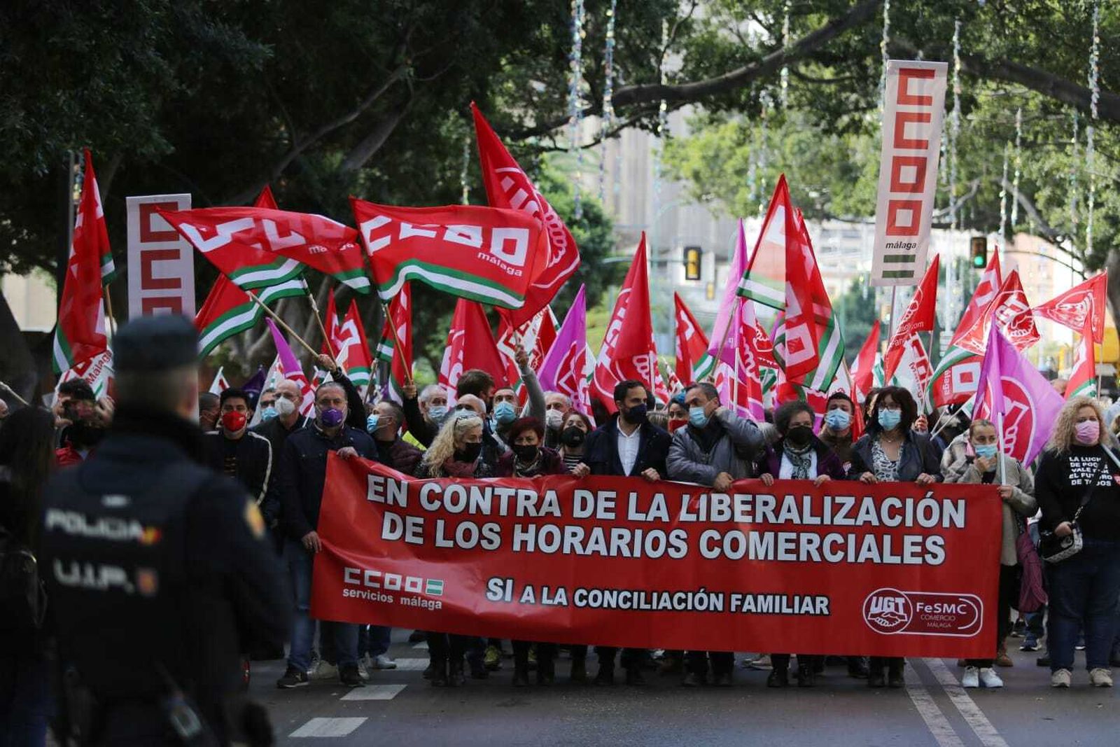 Concentración de sindicatos frente a la ampliación del horario comercial en Málaga