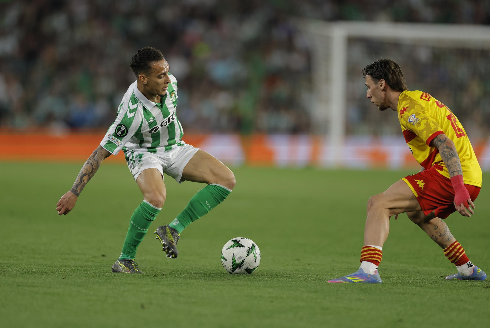 Antony, en un lance del partido ante Churlinov.