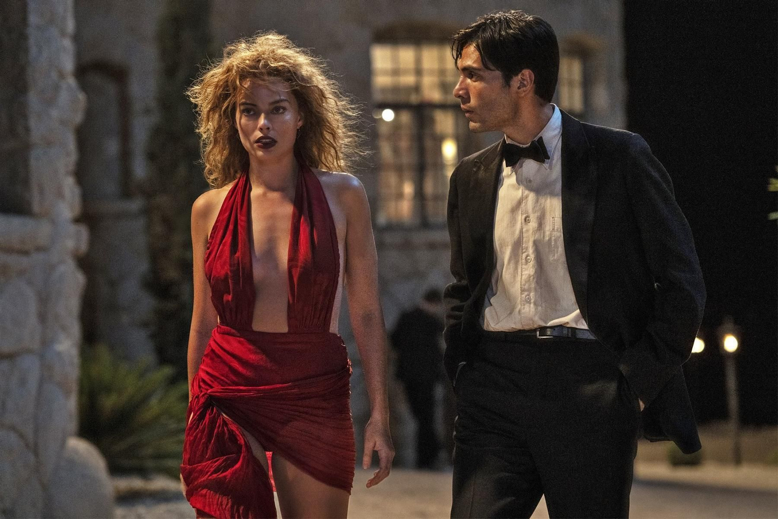 Margot Robbie y Diego Calva, en 'Babylon'.