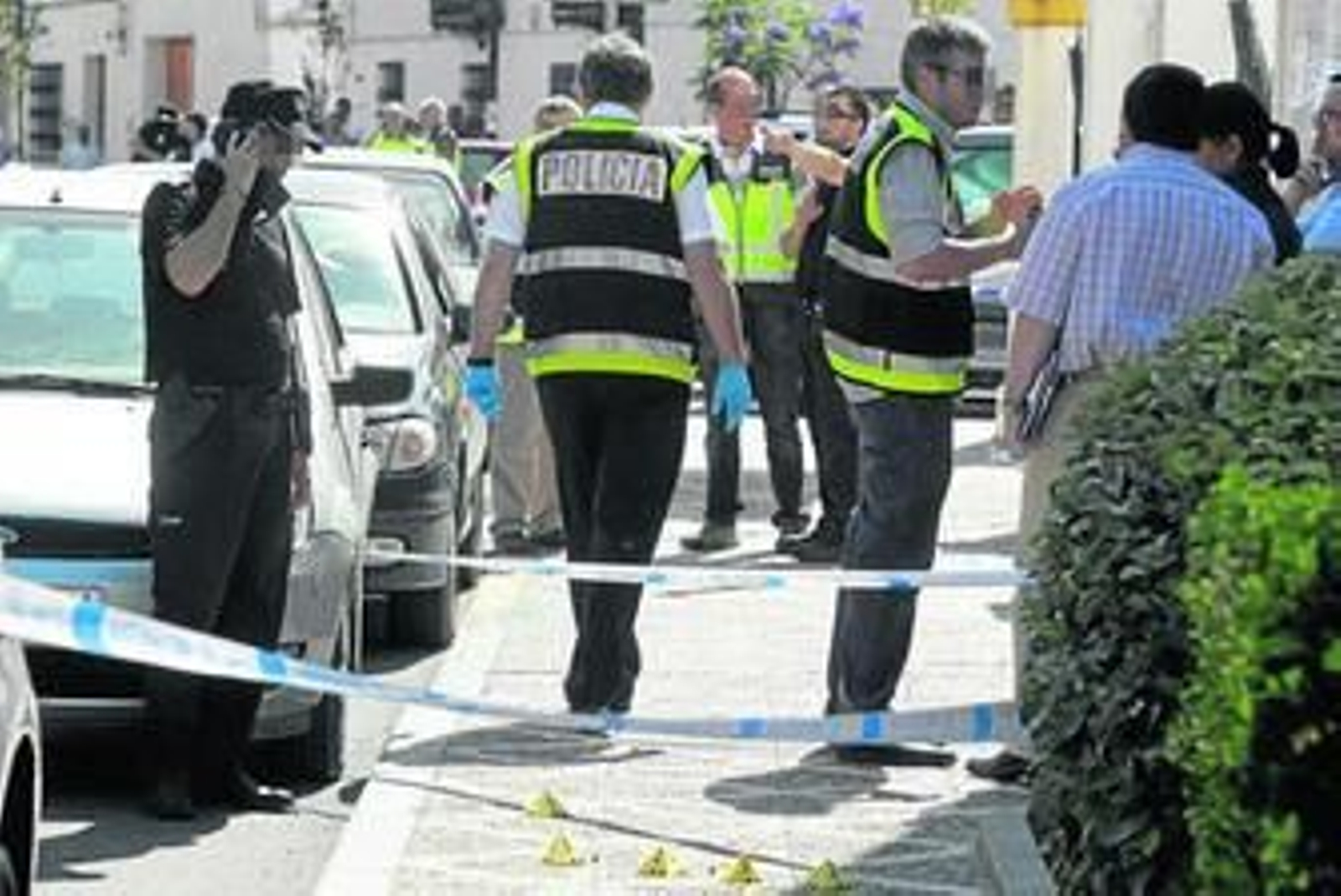 La primera inspección ocular del lugar de los hechos, donde se aprecian en el suelo las marcas de los restos de munición hallados.