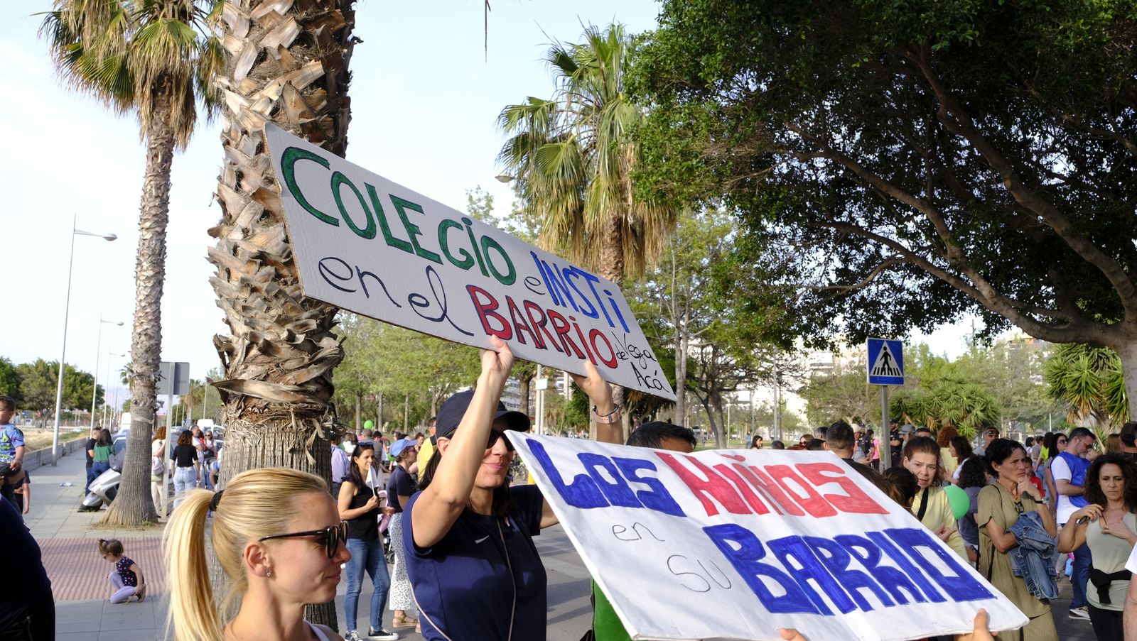 Imágenes de la manifestación de padres de la Vega de Acá solicitando un colegio nuevo