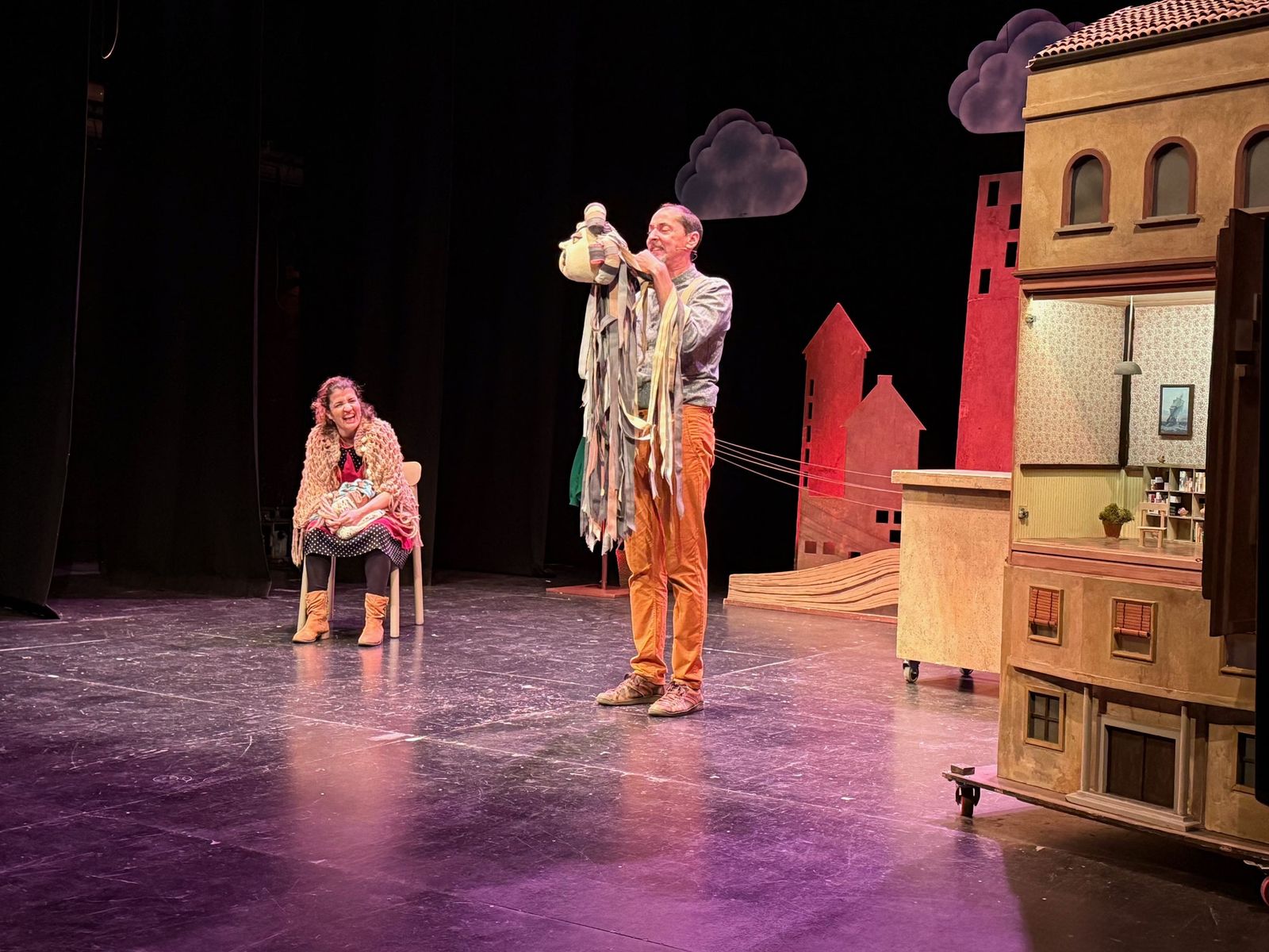 Escena de la obra ‘Debajo del tejado’.