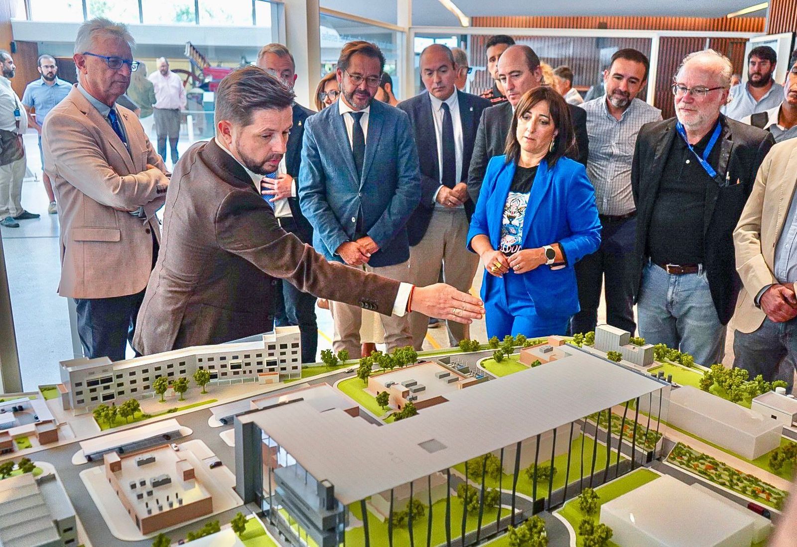 Explicación de una maqueta a las autoridades que visitan la Ventana a la Ciencia del IFMIF-Dones