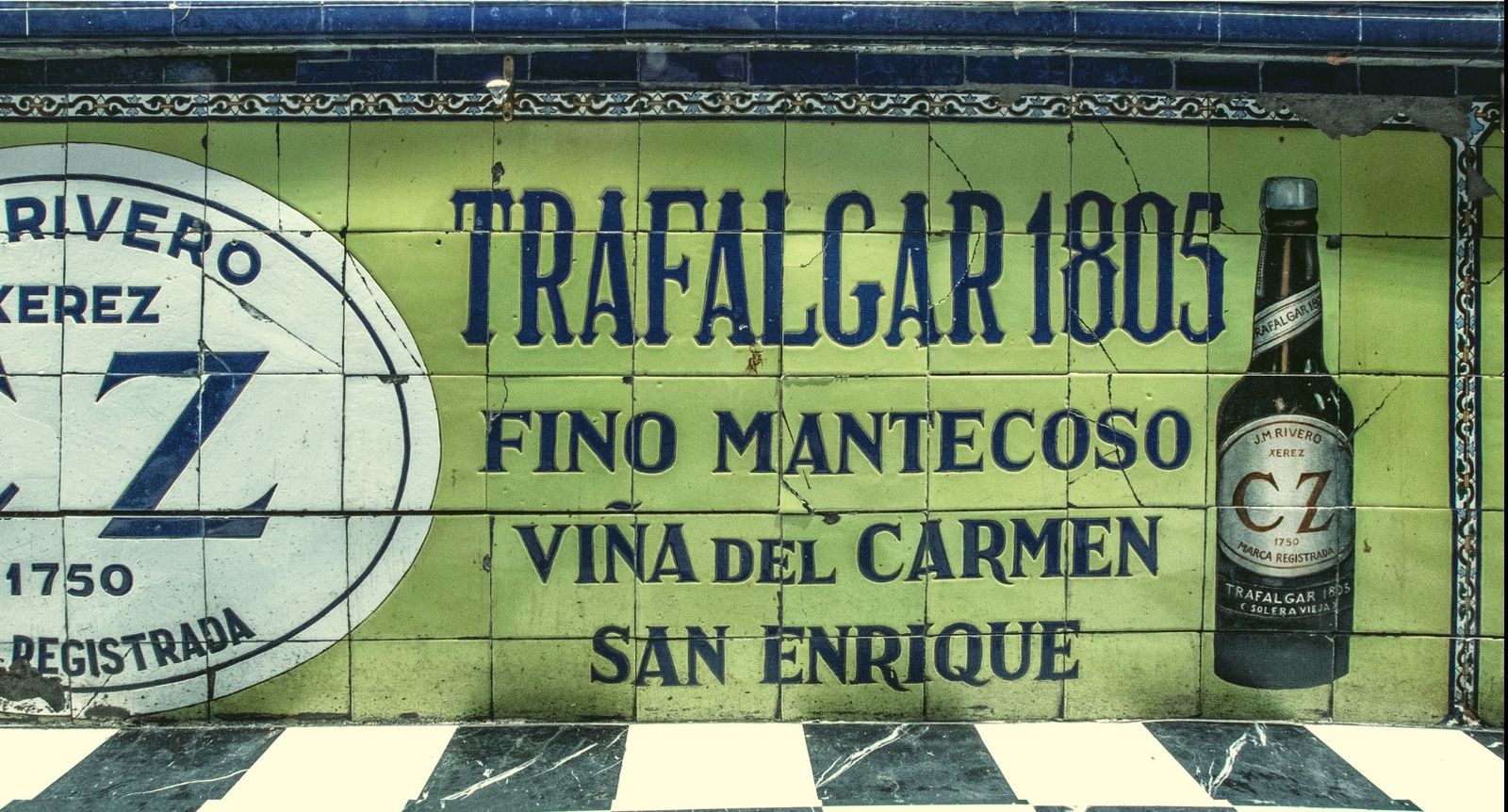 Azulejos en la barra del bar El Comercio, de Sevilla.