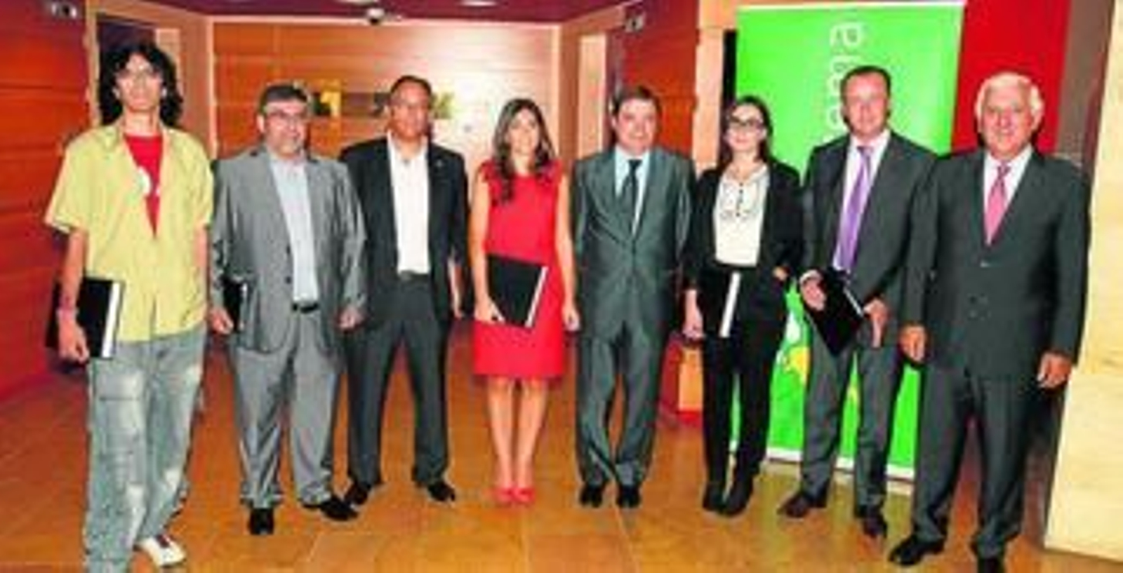 Javier Rico, Ángel Gómez, Juan Carlos Pando, Paula Herrero, Luis Planas, Ana Carretero, Vincent Lefebvre y Santiago Herrero, ayer, en la sede de la patronal CEA, donde se entregaron los galardones de Flacema. Javier Rico, Ángel Gómez, Juan Carlos Pando, Paula Herrero, Luis Planas, Ana Carretero, Vincent Lefebvre y Santiago Herrero, ayer, en la sede de la patronal CEA, donde se entregaron los galardones de Flacema.