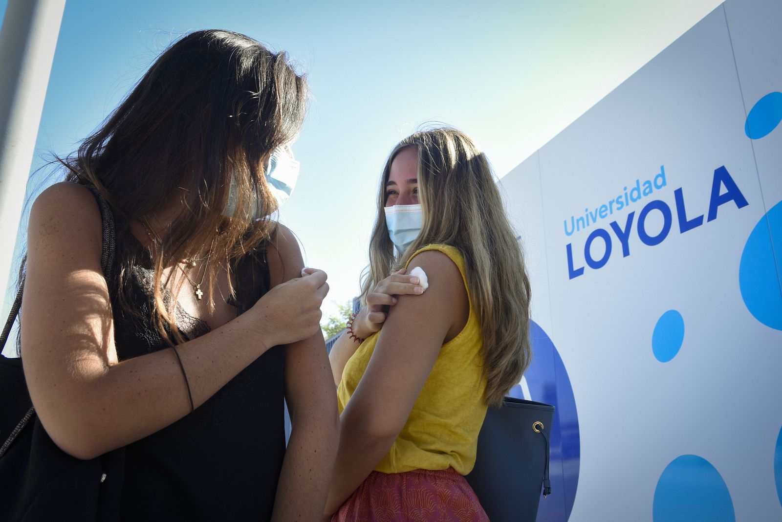 La vacunación contra el Covid a alumnos Erasmus de la Loyola, en imágenes