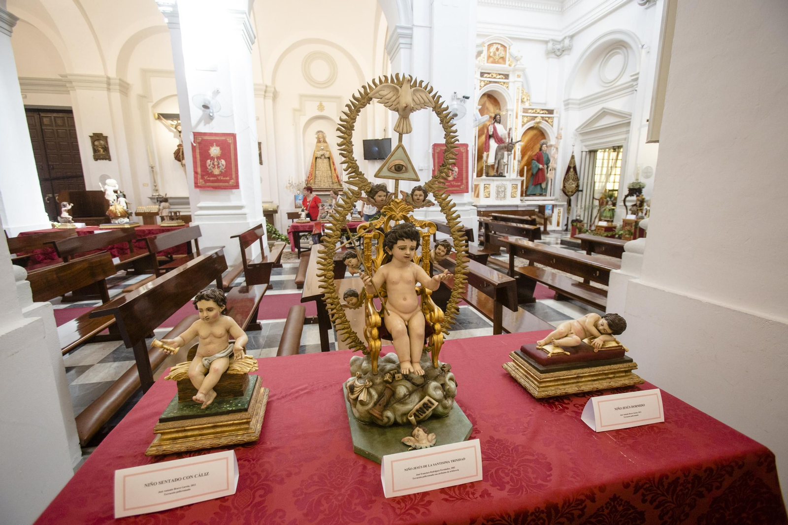 Exposición de imágenes del niño Jesús en la iglesia de San José