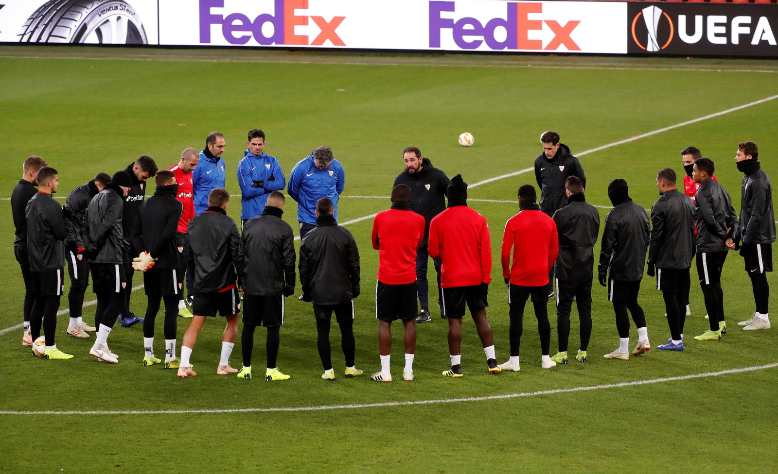 Pablo Machín se dirige a los futbolistas del Sevilla FC en el estadio del Standard de Lieja.