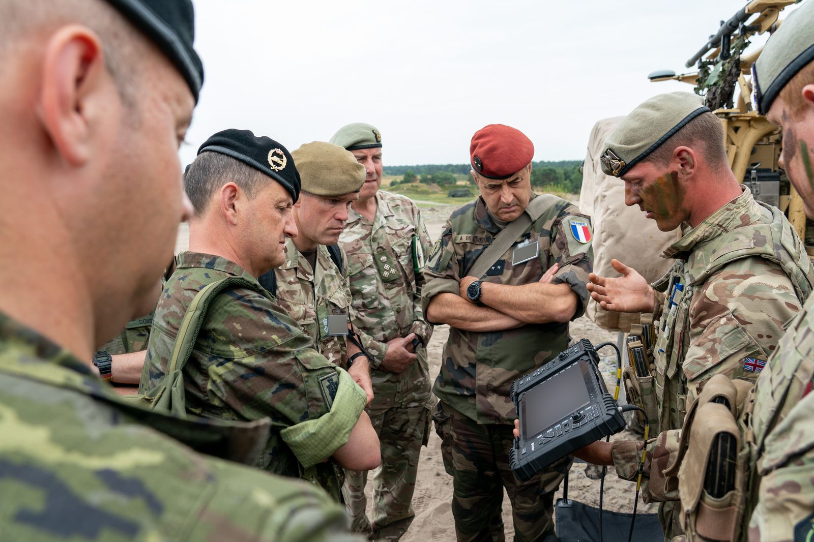 El general Ignacio Olazábal (segundo por la izquierda) comprueba el desarrollo del ejercicio