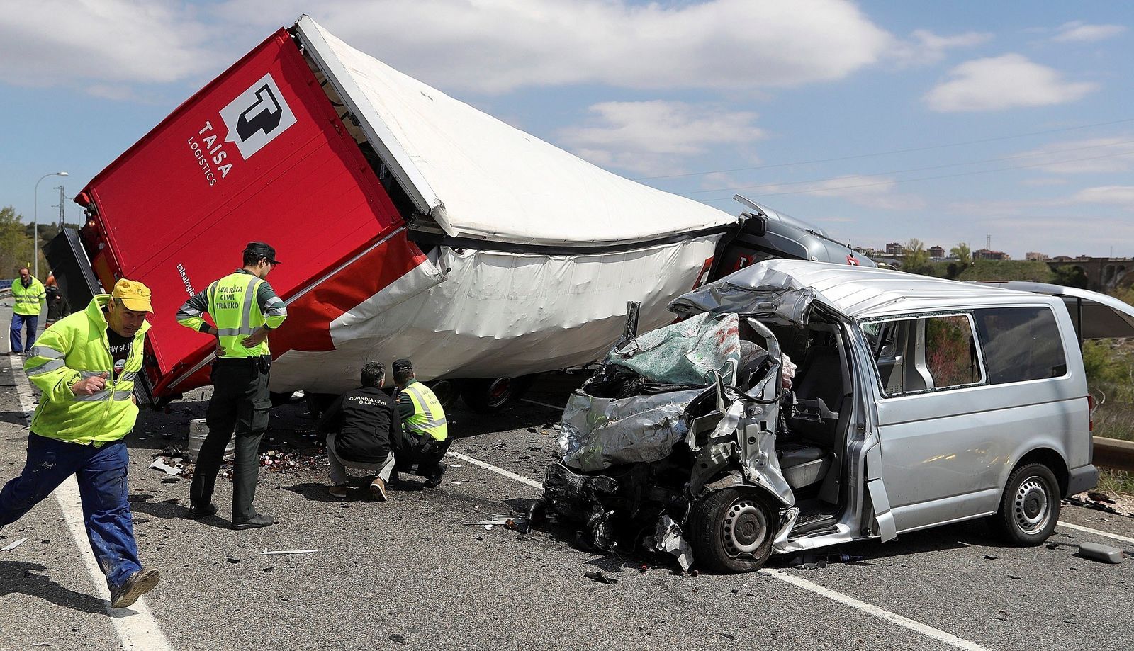 Tres muertos al colisionar una furgoneta y un camión en Soria