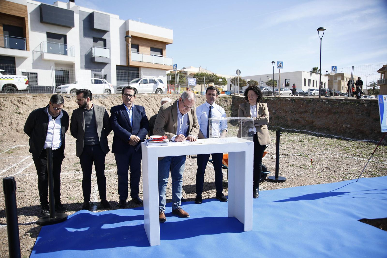 Las imágenes de la primera piedra del Centro de mayores en Balanegra
