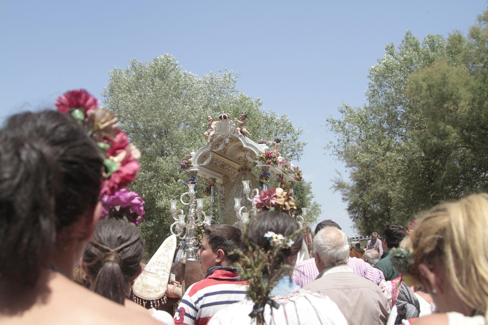 Las hermandades cruzando el puente del Ajolí, en imágenes
