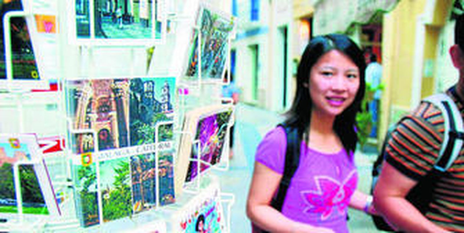 Una turista oriental pasea por el centro de Málaga.