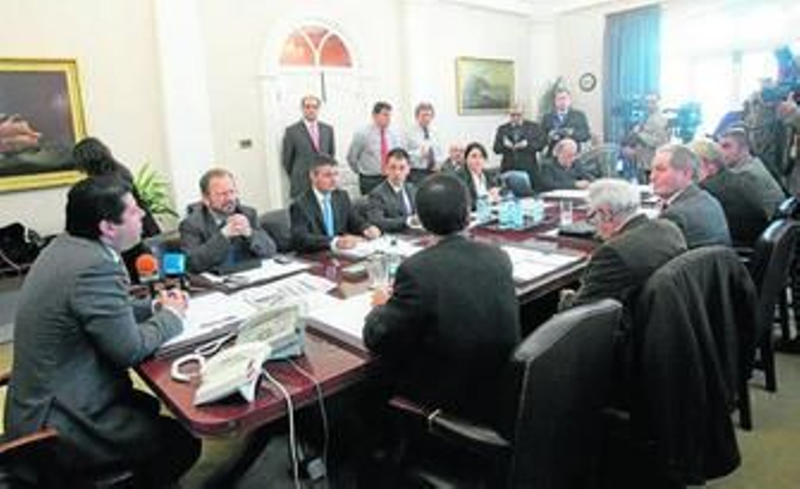 El nuevo Ejecutivo gibraltareño al completo, ayer ante los medios en el número 6 de Convent Place.