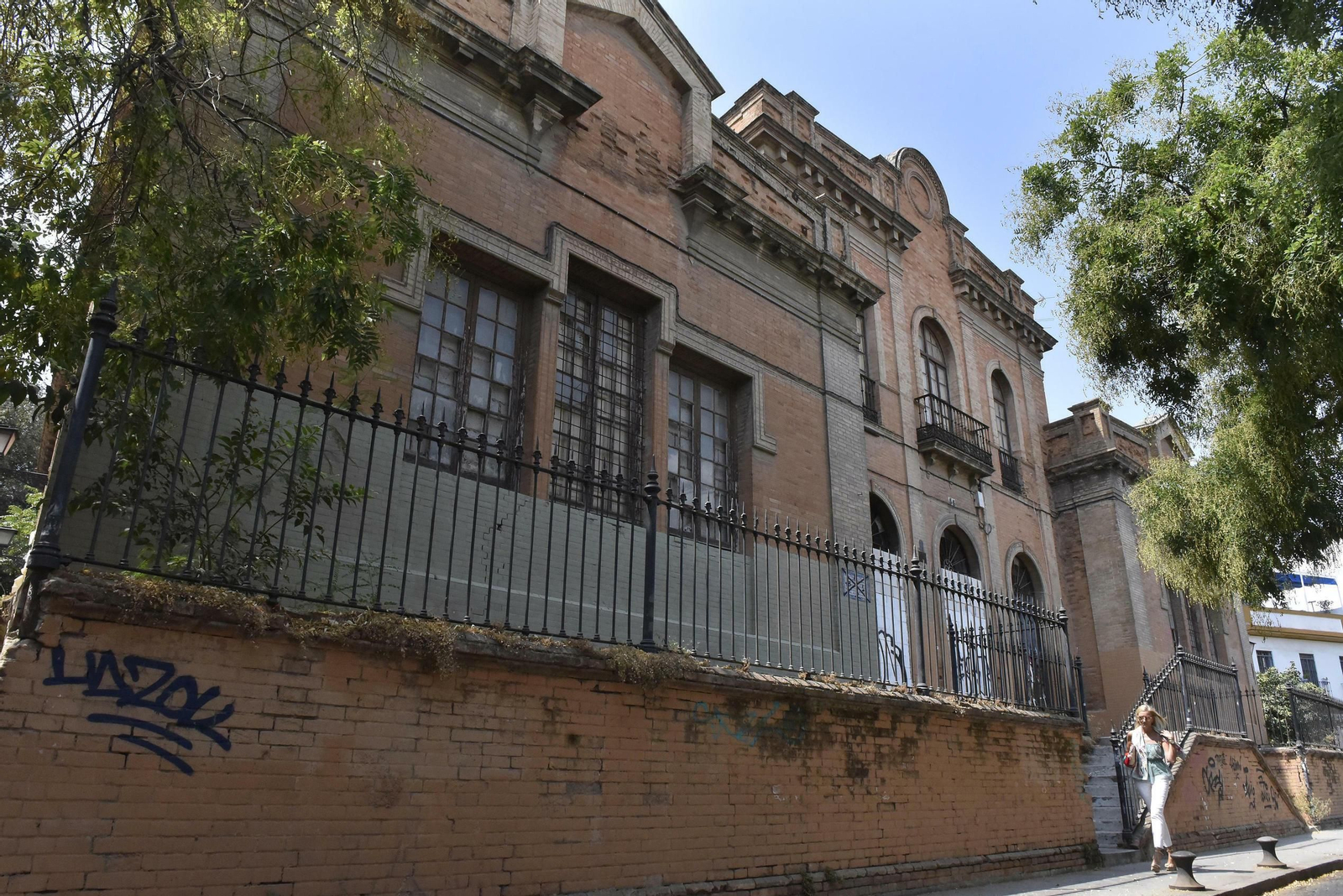 Una mujer pasa junto a la fachada del centro Paterri, en el número 40-42 de la calle San Bernardo.