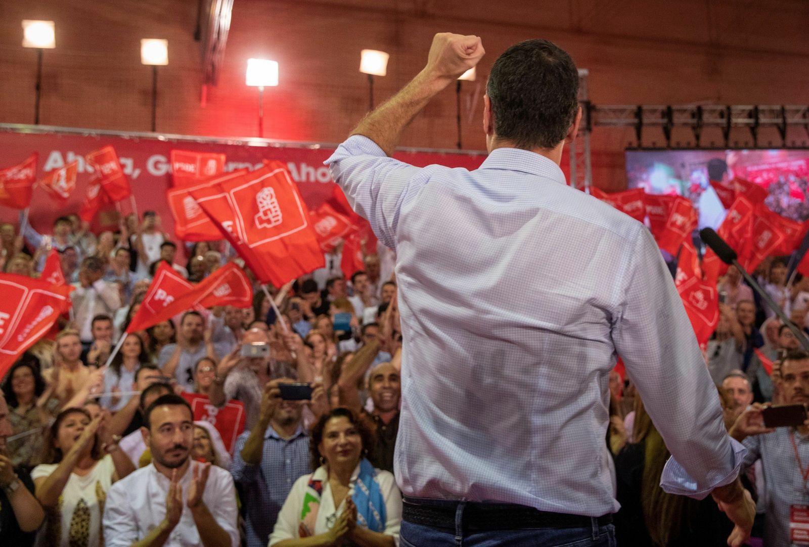 Pedro Sánchez inicia su campaña electoral en Sevilla, acompañado por Susana Díaz y la ministra María Jesús Montero.