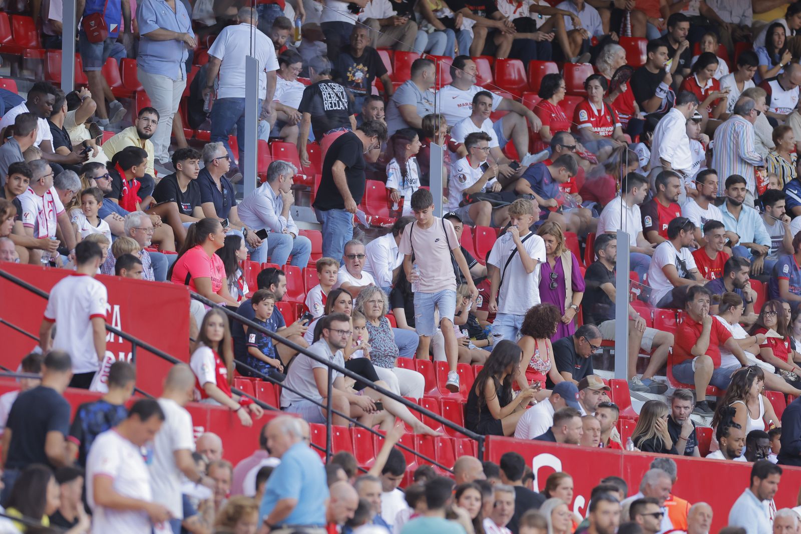 Búscate en las fotos del Sevilla-Almería