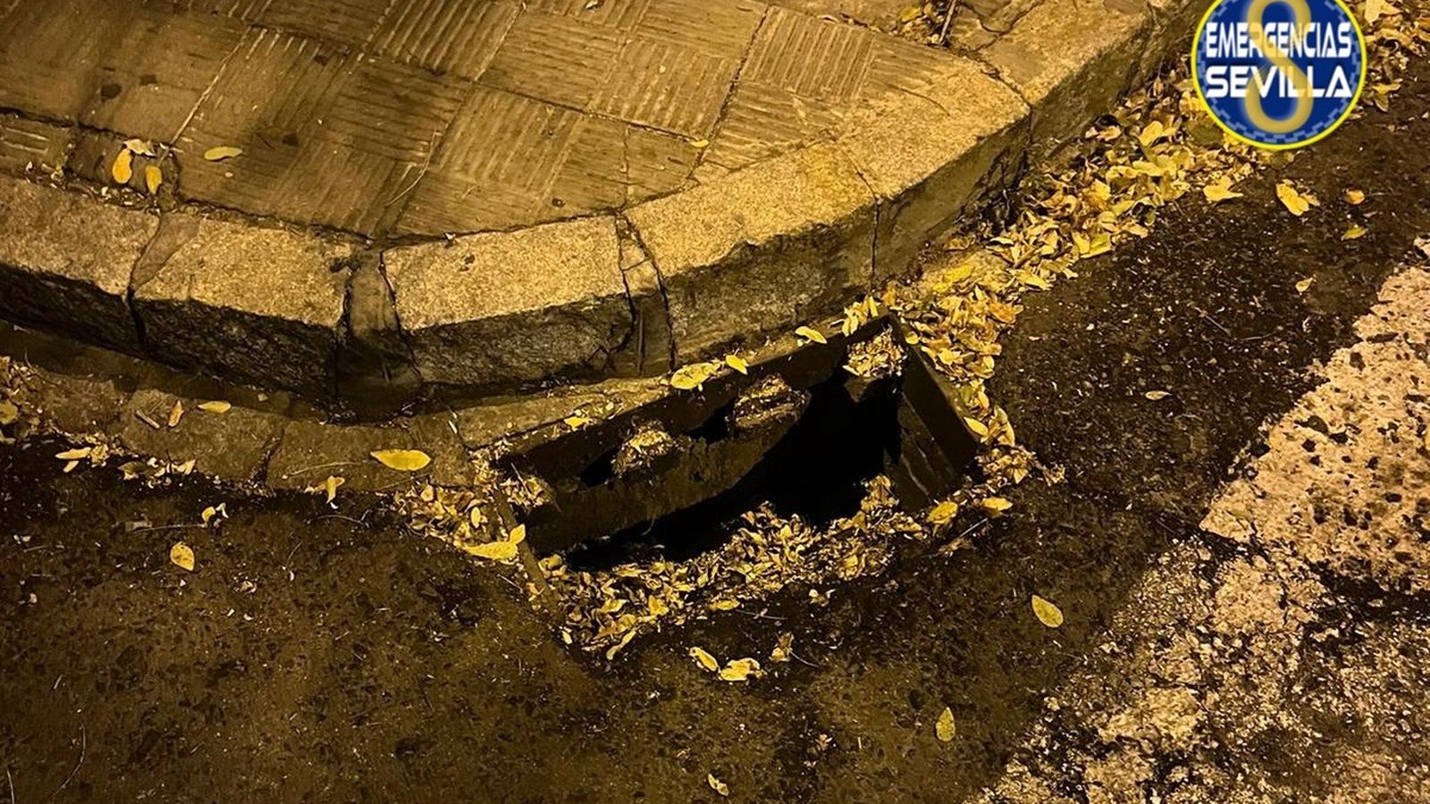 La alcantarilla sin la tapa que usó para romper el escaparate.