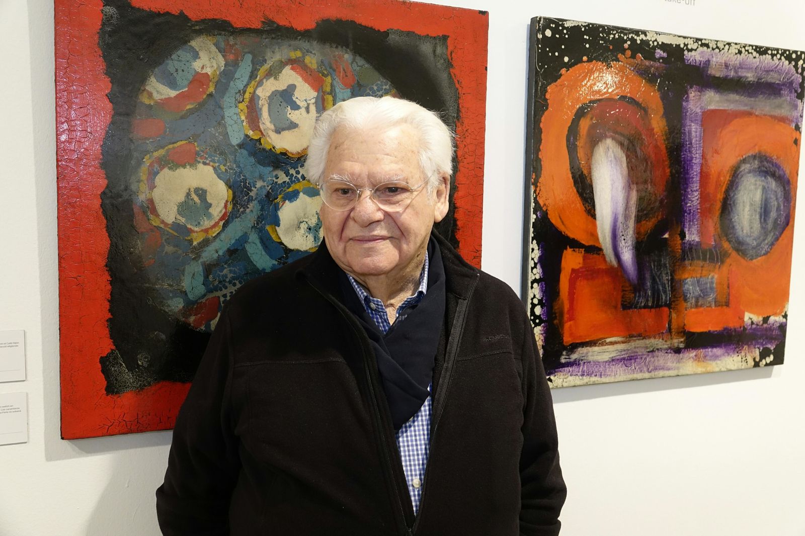 El dramaturgo y artista Jaime Jaimes posa con sus cuadros.