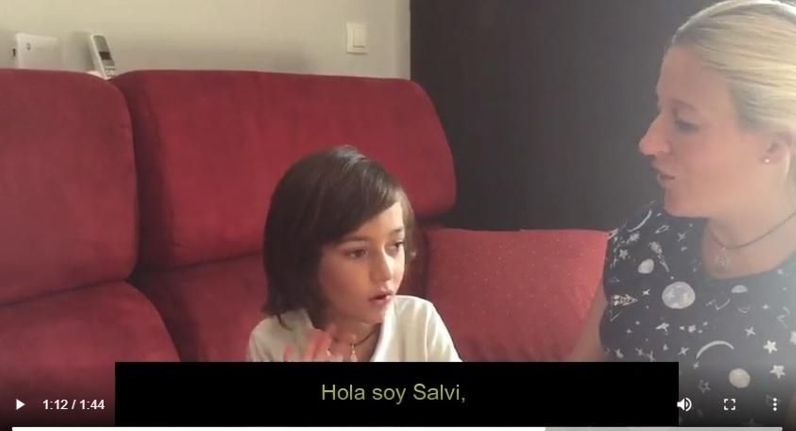 Captura de un momento del vídeo en el que Salvi habla ayudado con signos por su madre.