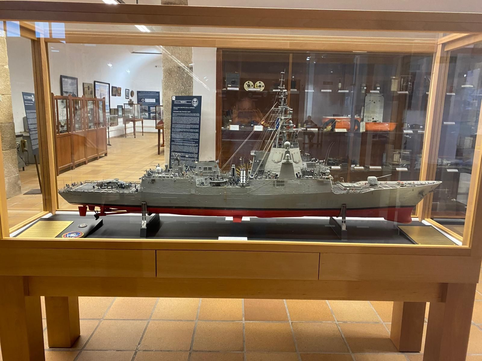 Modelo de la F-105 'Cristóbal Colón', del artista José Romero de Ávila Tránchez, en el Museo Naval