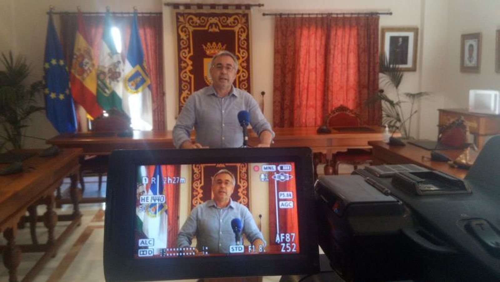 El concejal de Urbanismo, José Luis Mellado, explicando el proyecto de la subestación eléctrica.