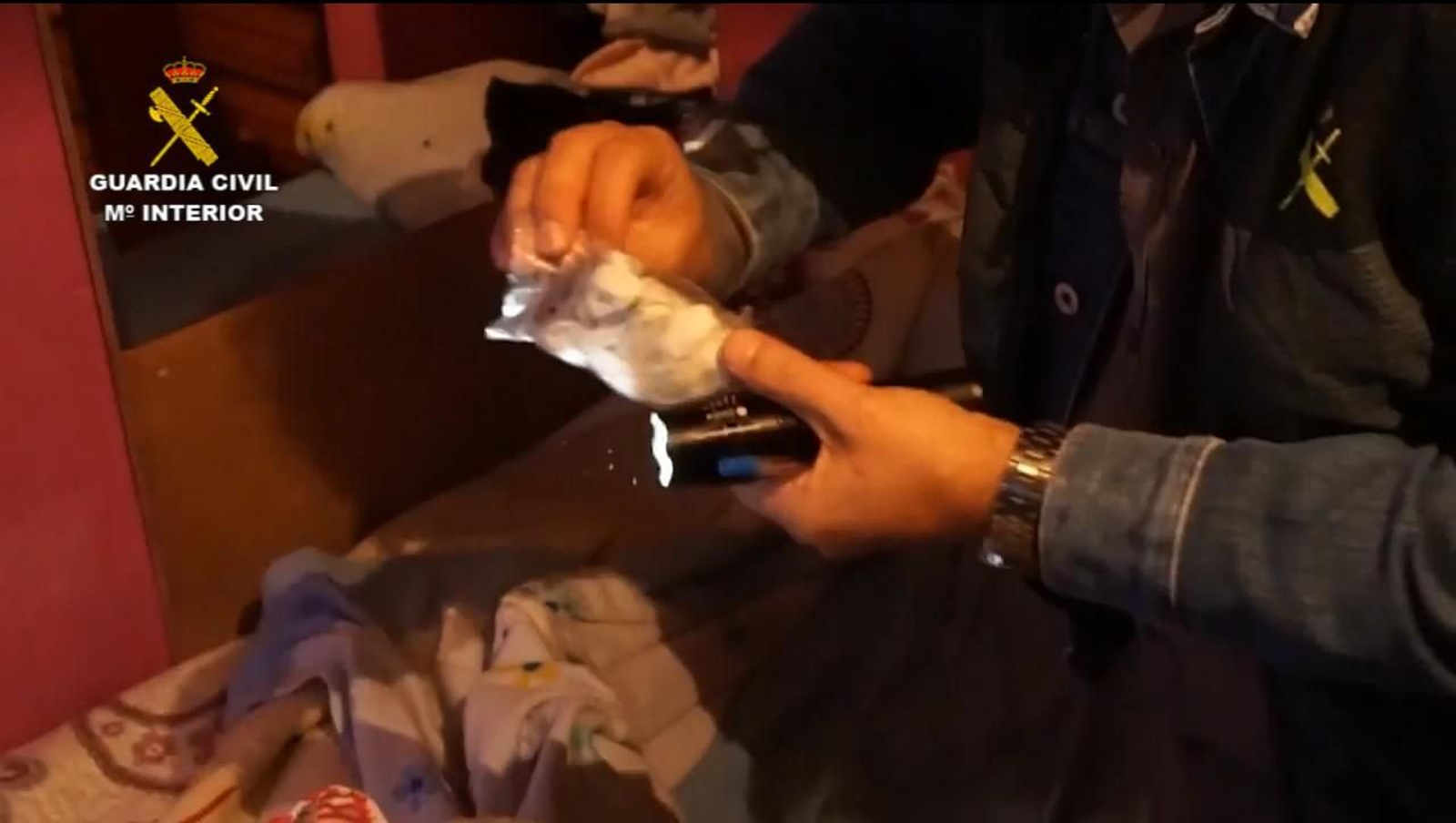 Un guardia encuentra paquetillas en uno de los registros.
